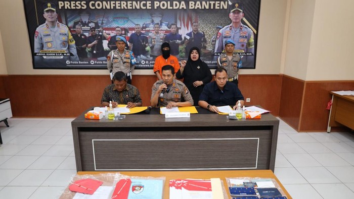 Polda Banten menangkap pelaku penipuan yang menjanjikan proyek besi bekas atau scrap beserta timah dan logam senilai Rp 1 miliar (dok. Ist)