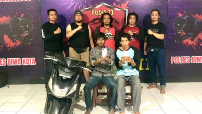 Polisi menangkap dua pria pencuri motor anak kos di Bima.