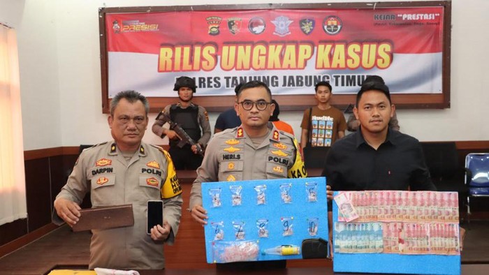 Polisi mengamankan pengedar barkotika di Tanjabtim dengan barang bukti 99 paket kecil sabu.