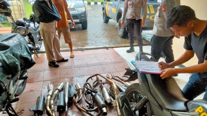 Polisi menyita knalpot brong milik pelajar di Cianjur