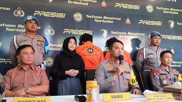 Polres Jakbar menangkap dua pria penganiaya asisten Saipul Jamil.