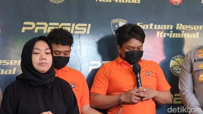 Polres Jakbar menangkap dua pria penganiaya asisten Saipul Jamil.
