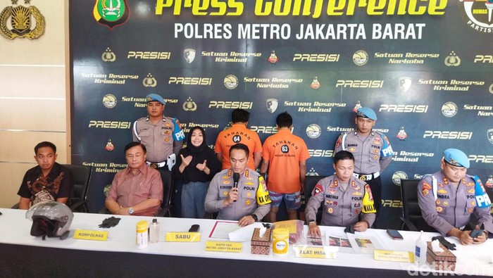 Polres Jakbar menangkap dua pria penganiaya asisten Saipul Jamil.