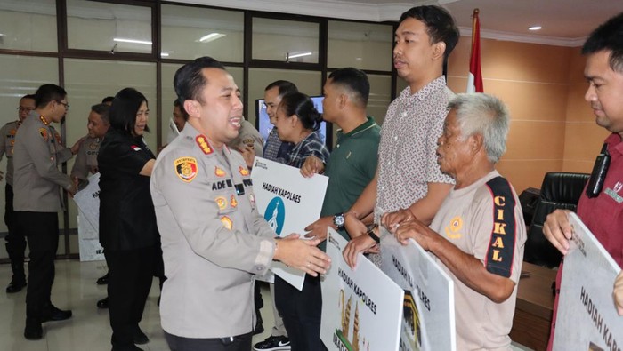Polres Jaksel menyalurkan bantuan hadiah umroh hingga wisata rohani gratis dari pengusaha Jusuf Hamka kepada 13 personel polisi hingga ASN dan PHL.