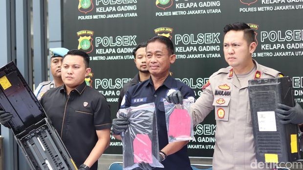 Kapolsek Kelapa Gading Kompol Maulana Mukarom (kanan) menjelaskan komplotan pelaku telah membobol ATM Rp 500 juta di Jakarta dan Bekasi (Annisa Aulia Rahim)
