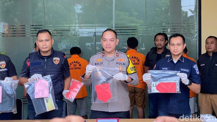 Polsek Kembangan berhasil mengamankan pelaku begal di Jalan Meruya Utara, Jakbar, yang aksinya sempat viral di media sosial (Kurniawan F/detikcom)
