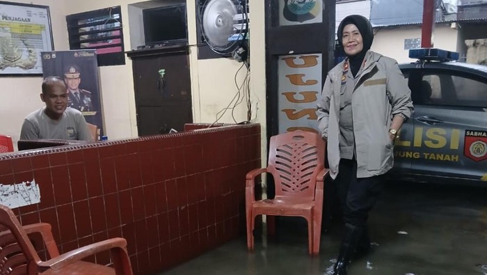 Kantor Polisi Sektor (Polsek) Ujung Tanah, Kota Makassar, Sulawesi Selatan (Sulsel) terendam banjir.