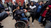 Warga Gaza harus berjuang dan mengantre lama untuk bisa mendapatkan gas. 