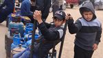 Potret Anak-anak Gaza Ikut Antre Gas