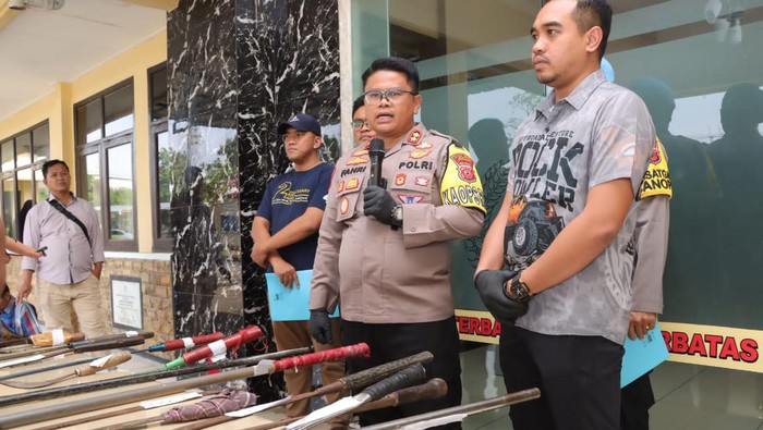 Potret senjata tajam milik pelaku tawuran yang mengakibatkan satu orang tewas di Kecamatan Kandanghaur