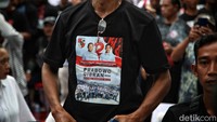 Mereka datang dengan mengenakan koas bertuliskan Prabowo Gibran 2024.  