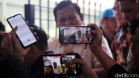 Sebagian dari mereka tampak mengabadikan suasana pertemuan dengan Prabowo.  