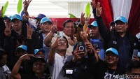 Prabowo dan relawan sempat pose bersama sambil mengacungkan dua jari.  