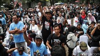 Relawan tampak memenuhi ruas jalan di sekitaran kediaman Prabowo.   