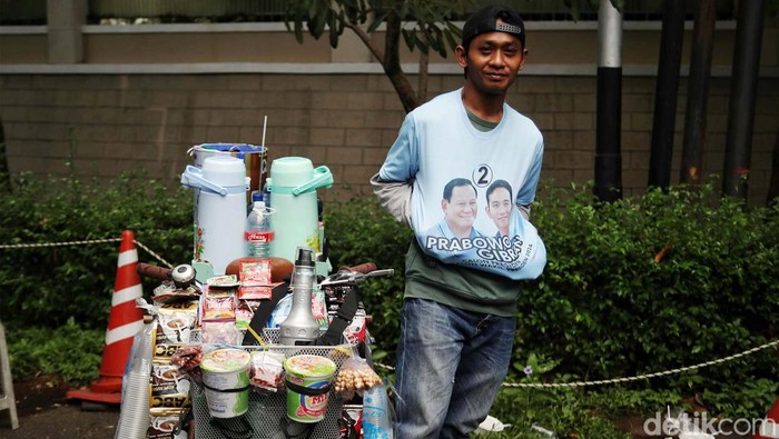 Calon Presiden nomor urut 2 Prabowo Subianto bersama perwakilan Solidaritas Nelayan Indonesia (SNI) di Kediamannya, Jakarta, Jumat (12/1/2024). Pada acara tersebut SNI mendeklarasikan dukungan untuk pasangan calon Presiden dan Wakil Presiden Prabowo Subianto dan Gibran Rakabuming Raka dalam Pilpres 2024.