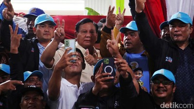 Momen Prabowo-Nelayan Kompak Pose Dua Jari di Kertanegara