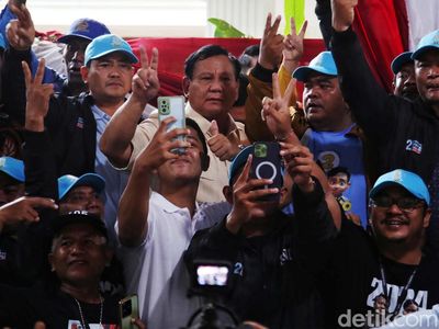 Momen Prabowo-Nelayan Kompak Pose Dua Jari di Kertanegara