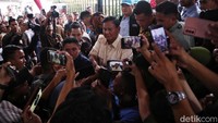 Prabowo menyalami relawan yang tergabung dalam solidaritas nelayan Indonesia.