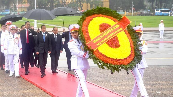 Presiden Joko Widodo mengunjungi Mausoleum Ho Chi Minh di Hanoi