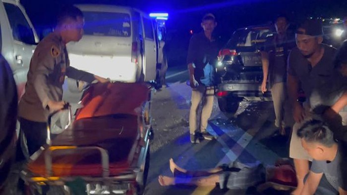 Proses evakuasi korban kecelakaan di Tol Palindra.