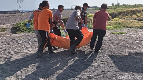 Proses evakuasi mayat pasutri bunuh diri di Pantai Gunaksa, Klungkung, Bali.