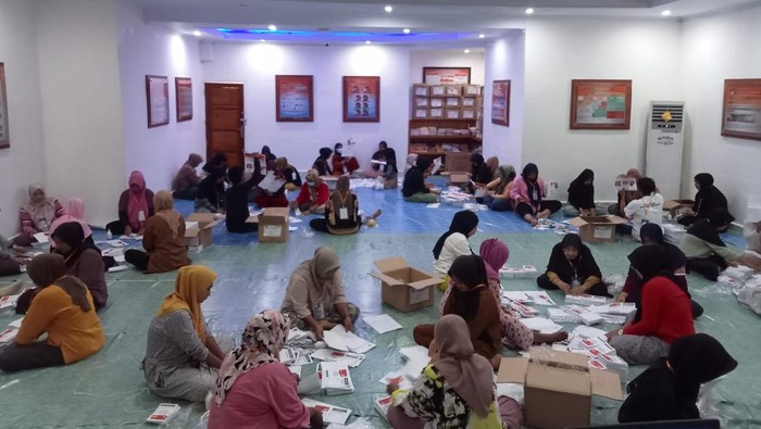 Proses pelipatan surat suara PPWP dan DPD di Ruang Pertemuan KPU Palopo.