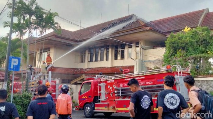 Proses pemadaman kebakaran di RS Panti Nugrohi Pakem, Jogja, Jumat (12/1/2024).