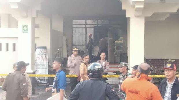 Proses pemadaman kebakaran di RS Panti Nugrohi Pakem, Jogja, Jumat (12/1/2024).