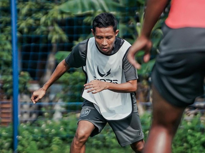 Pemain PSIS, Evan Dimas serius mengikuti sesi latihan bersama tim Mahesa Jenar. Foto diunggah Jumat 12 Januari 2024.