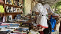 Para pelajar berburu buku bekas di salah satu stand Kampung Ilmu Surabaya.
