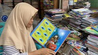 Sepi pengunjung untuk membeli buku bekas di Kampung Ilmu. Mereka mengalihkan ke online shop agar buku-buku bekas mereka tetap laku terjual.