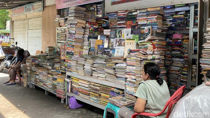 Pusat buku bekas di Kampoeng Ilmu Surabaya masih tetap eksis, meski saat ini sepi, Jumat (12/1/2024).