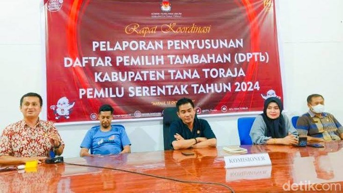 Rapat pembahasan DPTb di KPU Tana Toraja.