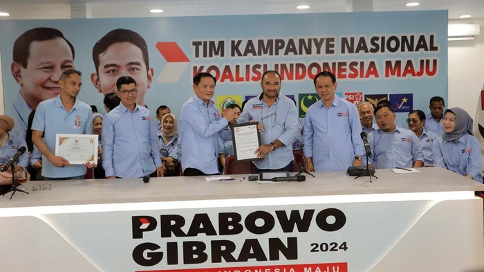 Relawan Pragib Dukung Prabowo-Gibran Relawan Pragib mendeklarasikan dukungan untuk Prabowo Subianto dan Gibran Rakabuming Raka di Sekber Relawan Prabowo-Gibran, Jl. Letjen S Parman No Kav 7-8 Kemanggisan, Palmerah, Jakarta Barat, Jumat (12/1/2024).