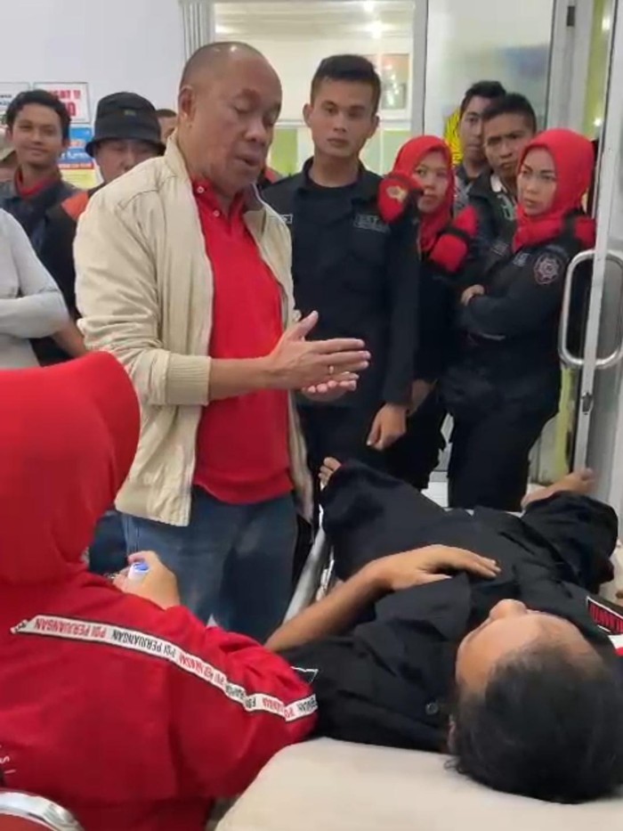 Wakil Ketua TPD Ganjar-Mahfud Banyumas, Sadewo Tri Lastiono saat menjenguk Dansatgas PDIP Banyumas yang mengalami luka di RS DKT Purwokerto, Jumat (12/1/2024) pagi.