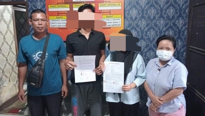 ROS dan JR (wajah diblur) saat memberikan klarifikasi di kantor polisi didampingi orang tua mereka.