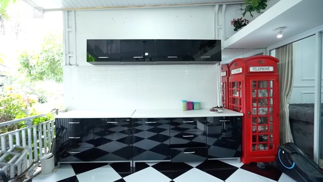 Ada pemandangan tak biasa di teras Boiyen. Terdapat sebuah kitchen set sederhana bergaya minimalis di sudut teras. Jadi tamu kalau datang bisa bikin kopi sendiri, seloroh Boiyen yang tinggal di rumah tersebut bersama ibunya.  (Foto: YouTube/Taulany TV)