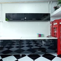 Ada pemandangan tak biasa di teras Boiyen. Terdapat sebuah kitchen set sederhana bergaya minimalis di sudut teras. Jadi tamu kalau datang bisa bikin kopi sendiri, seloroh Boiyen yang tinggal di rumah tersebut bersama ibunya.  (Foto: YouTube/Taulany TV)