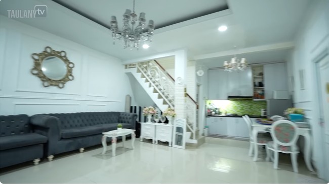 Masuk ke rumah, makin jelas bahwa Boiyen mengambil inspirasi American classic untuk interiornya. Warna putih dengan sentuhan hitam mendominasi. (Foto: YouTube/Taulany TV)