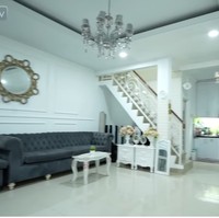 Masuk ke rumah, makin jelas bahwa Boiyen mengambil inspirasi American classic untuk interiornya. Warna putih dengan sentuhan hitam mendominasi. (Foto: YouTube/Taulany TV)