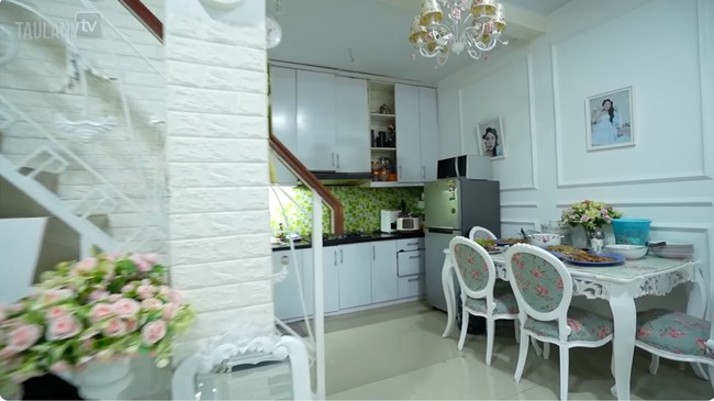 Dapur Boiyen langsung menyatu dengan ruang makan. Lampu kristal menggantung sehingga menyumbangkan kesan mewah. (Foto: YouTube/Taulany TV)