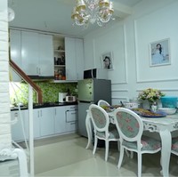 Dapur Boiyen langsung menyatu dengan ruang makan. Lampu kristal menggantung sehingga menyumbangkan kesan mewah. (Foto: YouTube/Taulany TV)