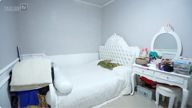 Putih tetap menjadi warna utama di kamar. Mirip kamar pengantin, komentar Andre. (Foto: YouTube/Taulany TV)