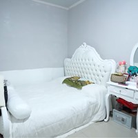 Putih tetap menjadi warna utama di kamar. Mirip kamar pengantin, komentar Andre. (Foto: YouTube/Taulany TV)