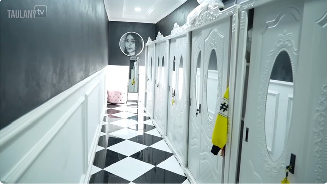 Rumah Boiyen yang memiliki luas bangunan 100 meter persegi terdiri dari dua lantai. Lantai atas dimanfaatkan sebagai walk-in closet. (Foto: YouTube/Taulany TV)