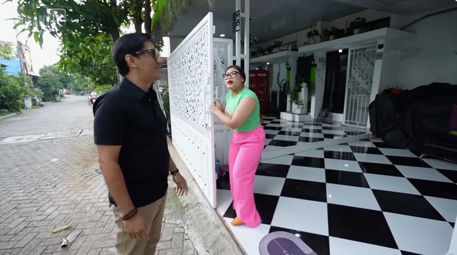Inilah rumah Boiyen ketika dikunjungi Andre Taulany baru-baru ini. Lantai kombinas hitam-putih yang menyerupai papan catur langsung mencuri perhatian. (Foto: YouTube/Taulany TV)