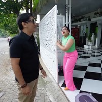 Inilah rumah Boiyen ketika dikunjungi Andre Taulany baru-baru ini. Lantai kombinas hitam-putih yang menyerupai papan catur langsung mencuri perhatian. (Foto: YouTube/Taulany TV)