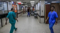 Beberapa dokter dan perawat memilih untuk tetap tinggal di rumah sakit. Mereka akan menangani para pasien yang membutuhkan pertolongan medis. (Foto: Abdelhakim Abu Riash/Al Jazeera)