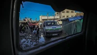 Mengutip Al Jazeera, sebuah rumah di dekat RS Martir Al-Aqsa telah dibom oleh Israel. Mereka mulai meneror wilayah tersebut dengan membunuh warga setempat. (Foto: Abdelhakim Abu Riash/Al Jazeera)