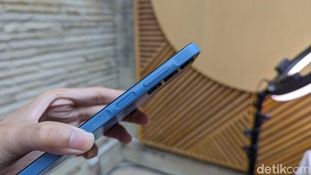 Galaxy A15 dan Galaxy A15 5G sama-sama mengusung desain unibody dengan Key Island alias tonjolan di bagian tombol volume dan power di sebelah kanan. Foto: Virgina Maulita Putri/detikINET